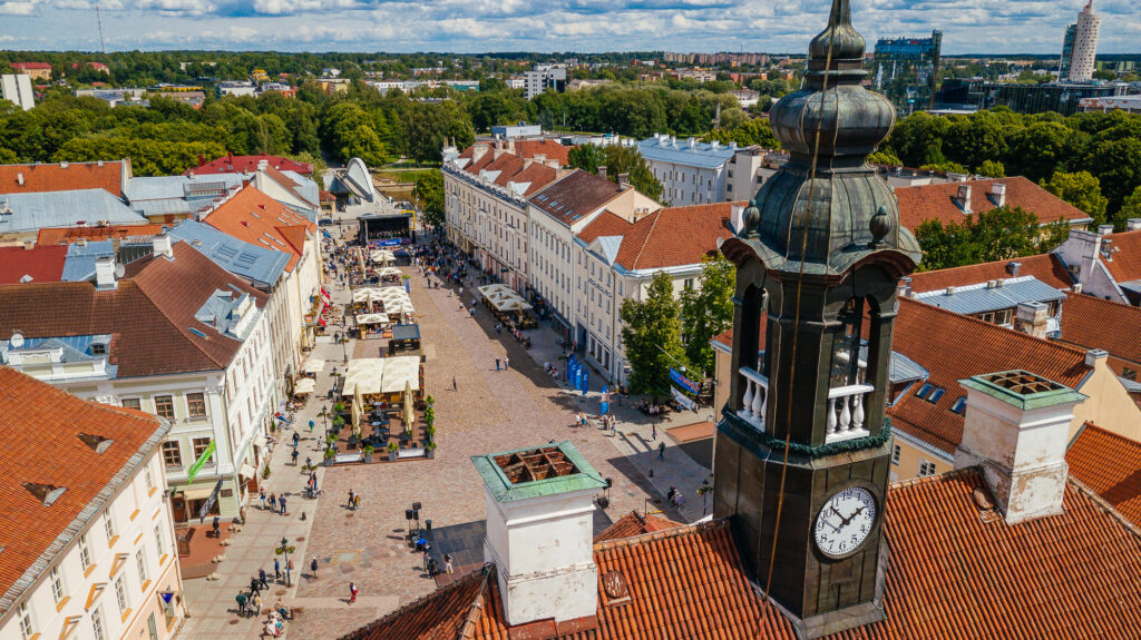 Visittartu_Tartu_Town_Hall_Square_Wh