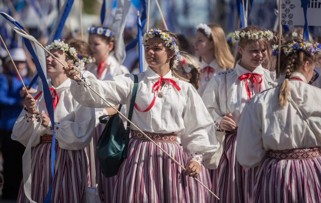 Tartu laulupidu 2024, neiud hoidmas lippe