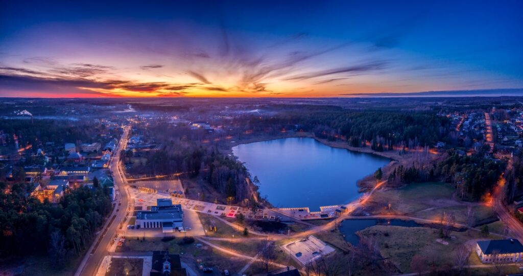 Visittartu_Elva_keskväljak_päikeseloojang_Ragnar_Vutt