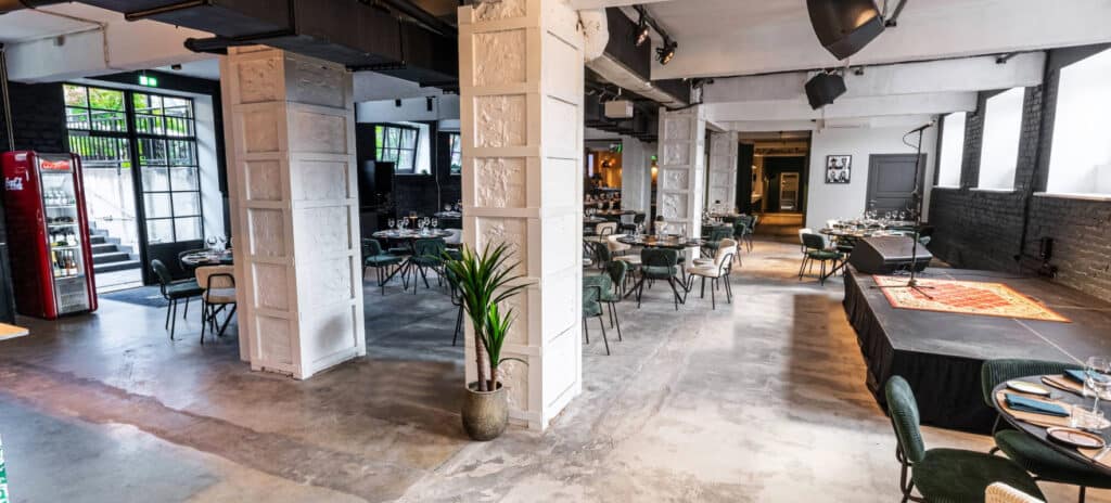 Vaade suurele lavaga saalile_visit-tartu-Puhka_eestis_kolm-Tilli-Konverents