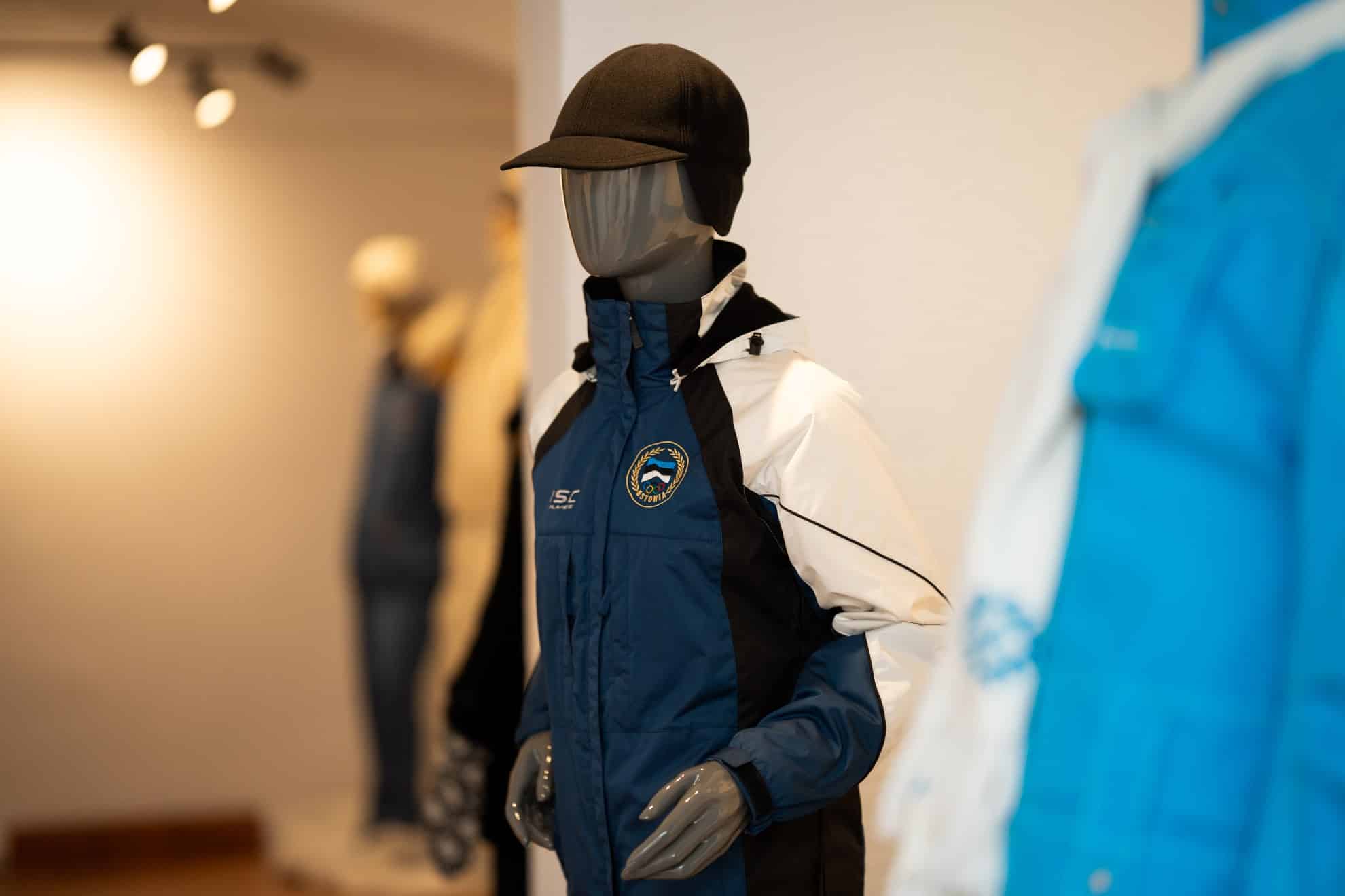 Eesti Spordi- ja Olümpiamuuseumi uus näitus, kus mannekeenil on eesti taliolümpia riided seljas