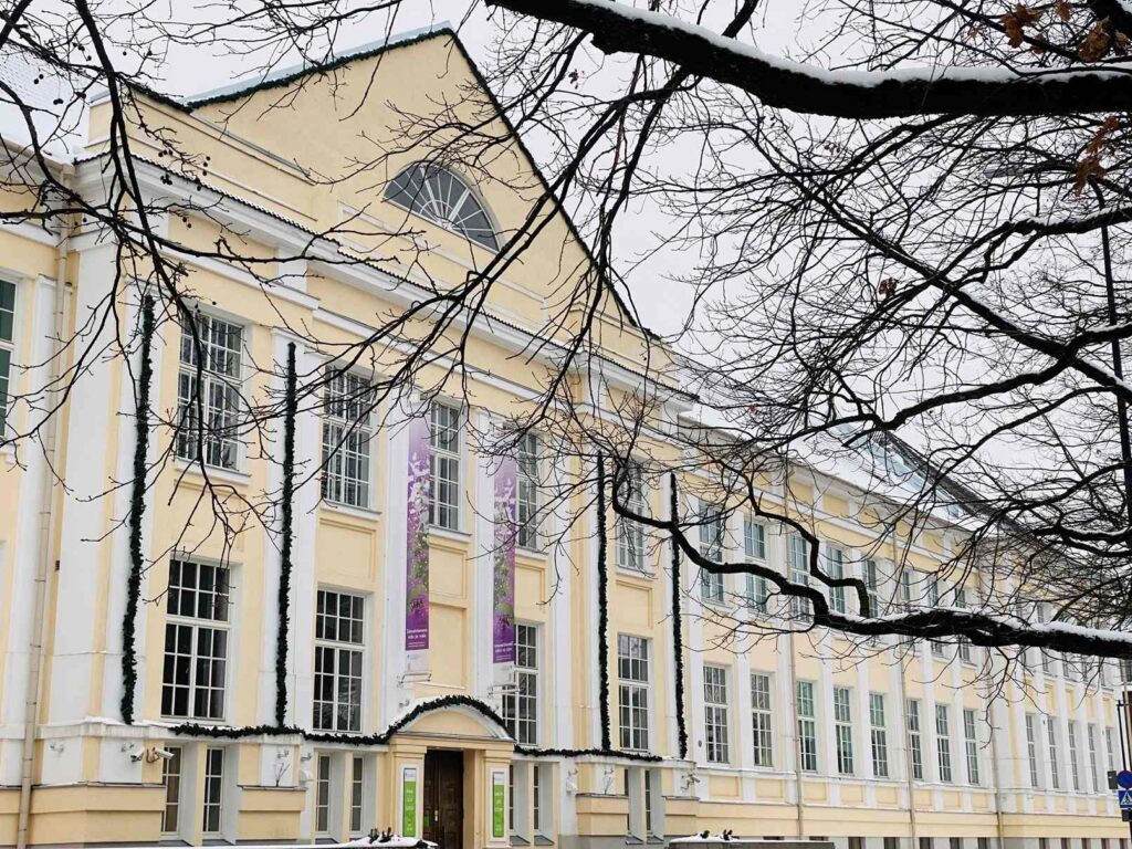 Pildil on talvine foto Tartu Ülikooli loodusmuuseumist