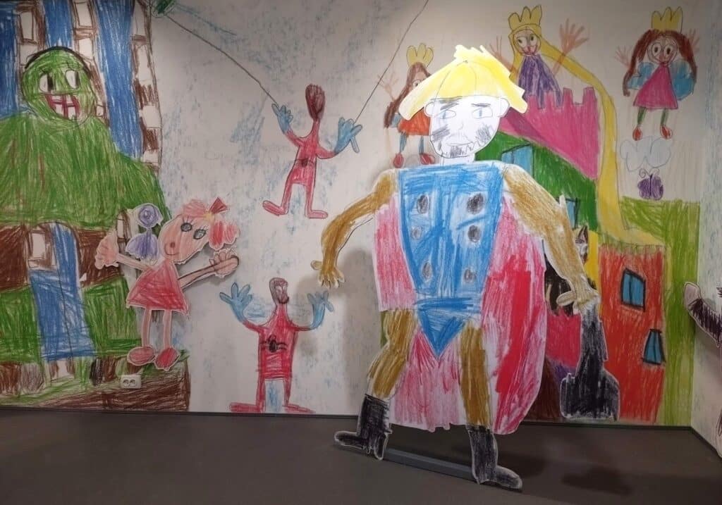 Laste poolt joonistatud superkangelased suures mõõdus Tartu Mänguasjamuuseumis