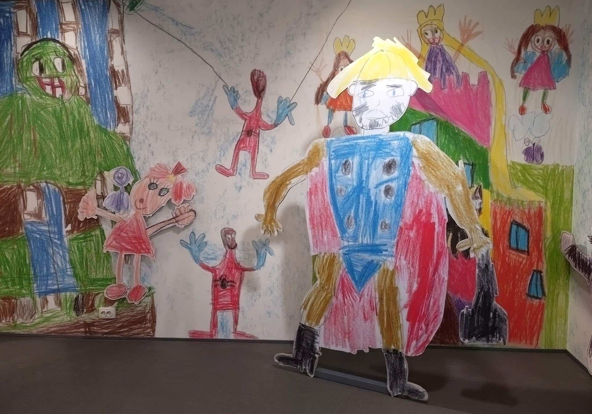 Laste poolt joonistatud superkangelased suures mõõdus Tartu Mänguasjamuuseumis