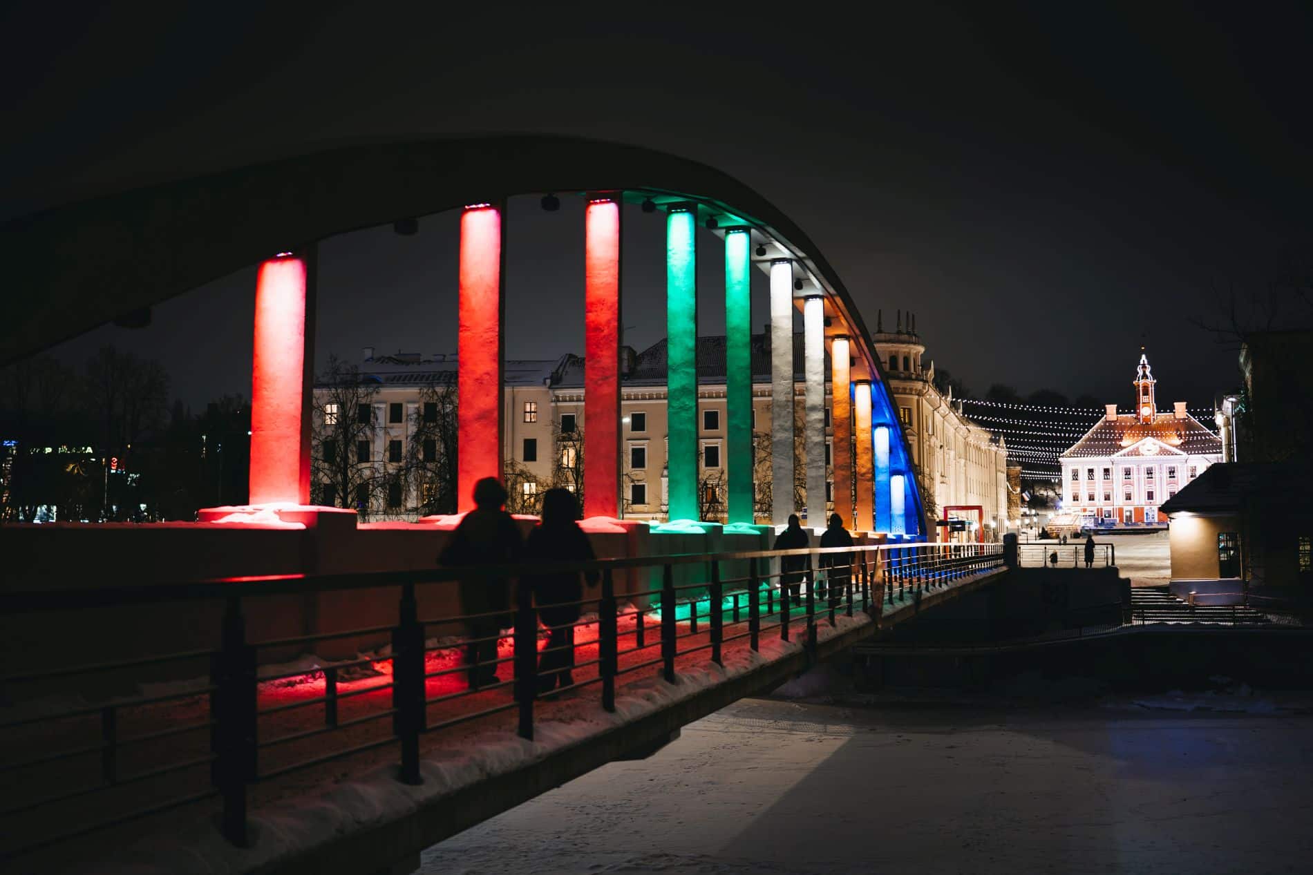 Tartu sillad värvusid Milano Cortina taliolümpiamängude puhuks olümpiavärvidesse