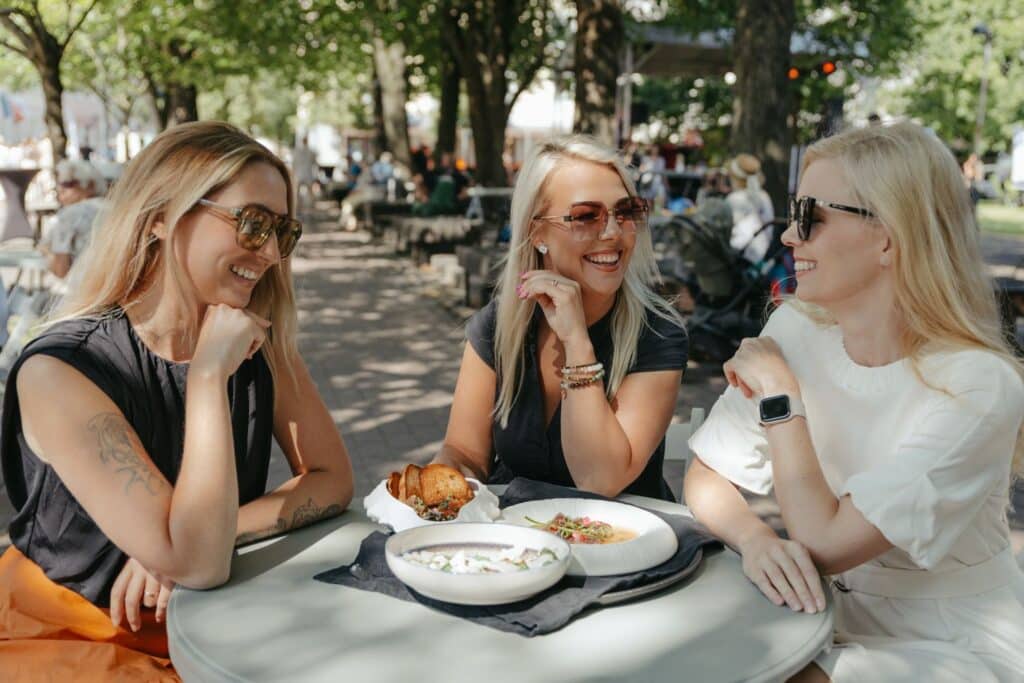 tartu_toidu_ja veinifestival_inimesed_söömas_suvi_tartus