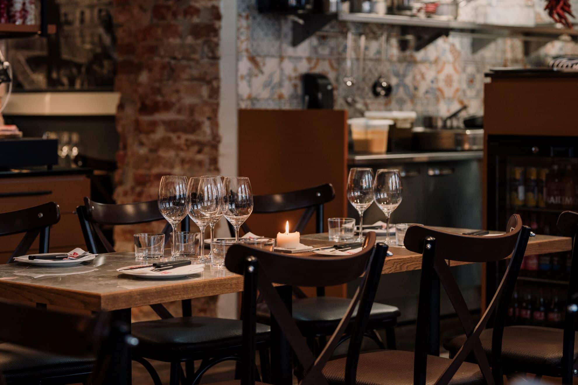 Tartu kesklinna restoran parallel tummine tume interjöör