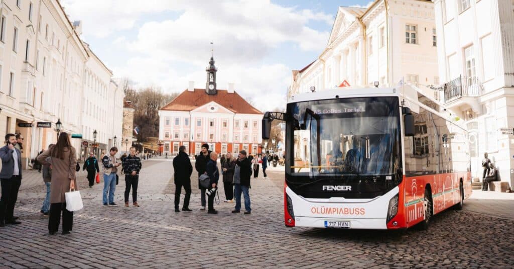 Olümpiabuss Tartu raekoja platsil. Tegemist on tavalise linnaliinibussiga.