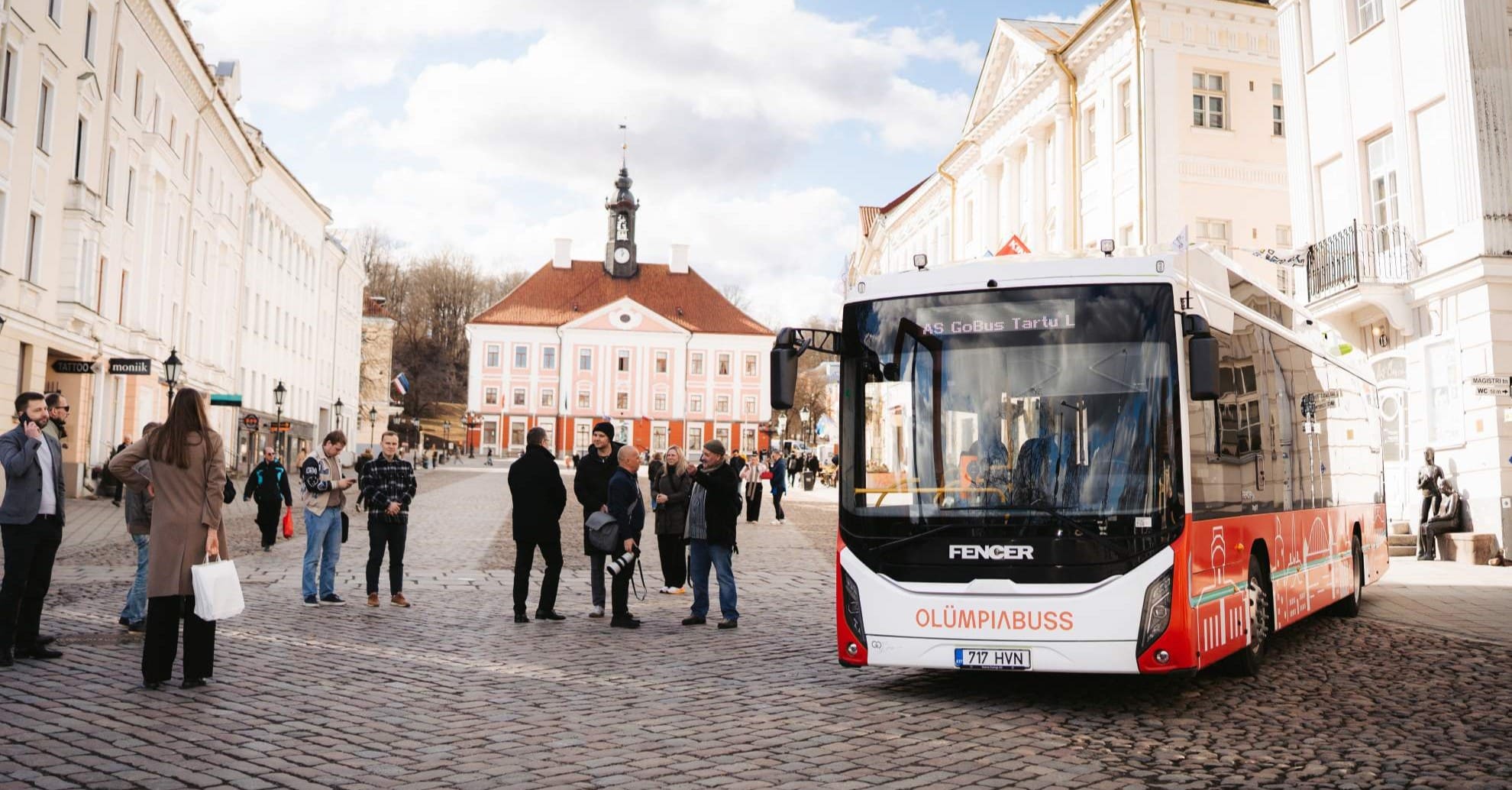 Olümpiabuss Tartu raekoja platsil. Tegemist on tavalise linnaliinibussiga.