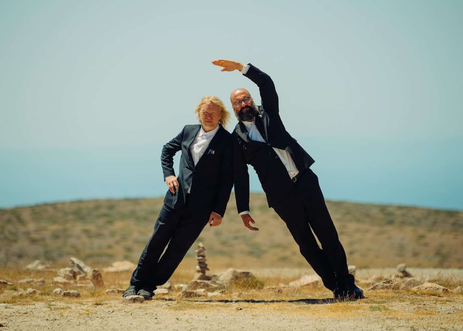 Eesti duo Puuluup esineb avaras kuivas maastikus, kandes tumedaid ülikondi ja kallutades end küljele mängulises poosis.