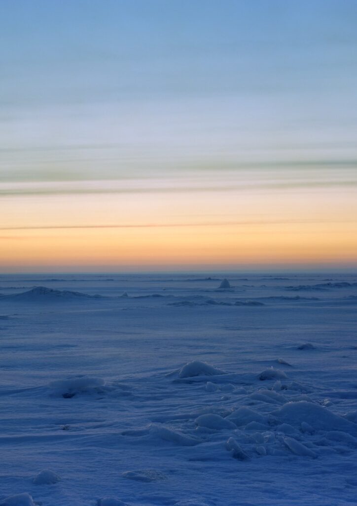 Talvine foto jäätunud järvel tehtud päikeseloojangul Lõuna-Eestis.