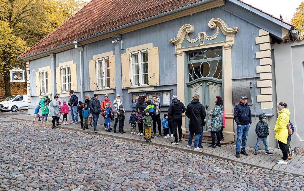 Pered ja lapsed ootamas Teatri Kodu ees perepäeval Tartus