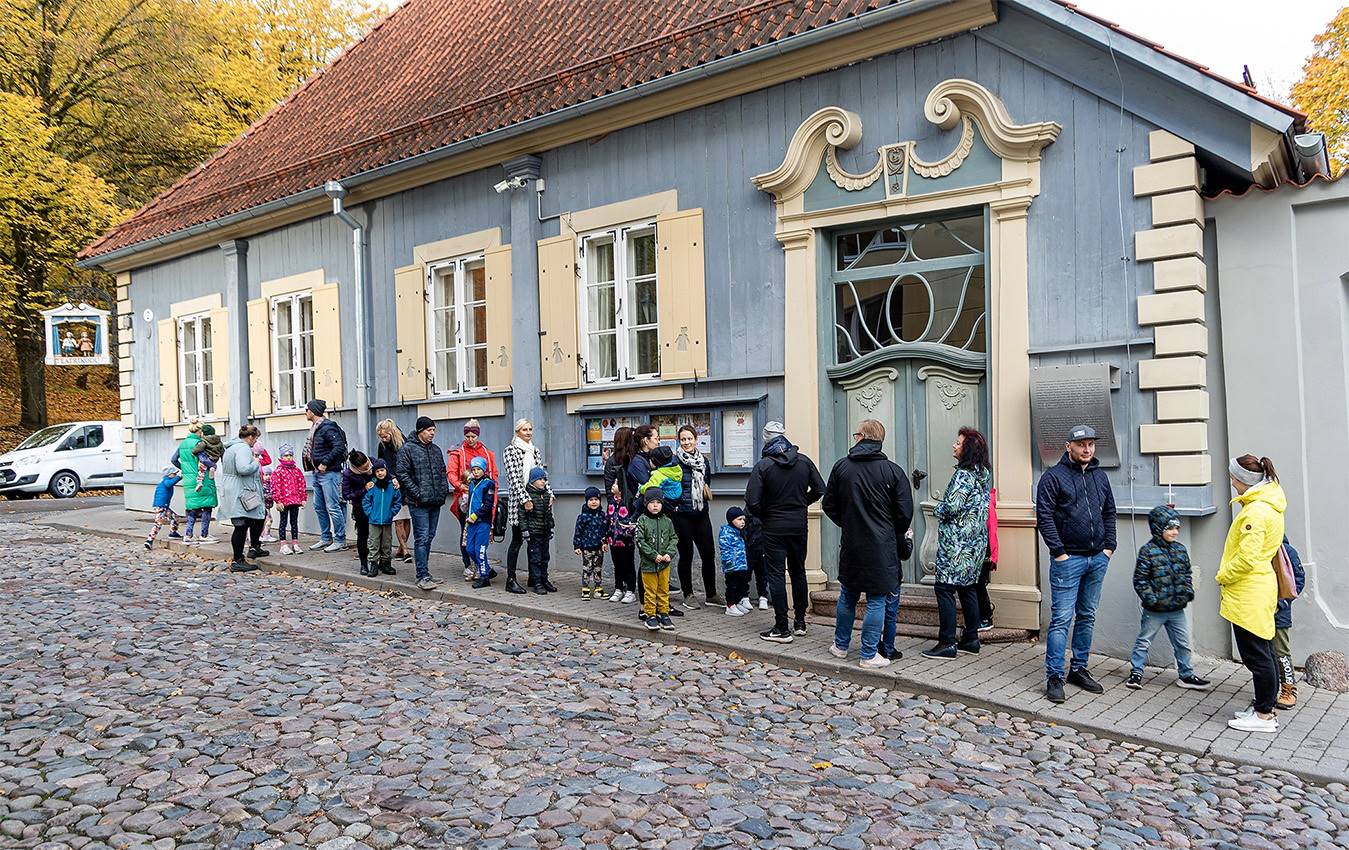 Pered ja lapsed ootamas Teatri Kodu ees perepäeval Tartus