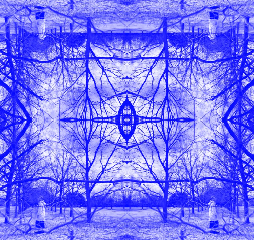 Sinine peegeldus metsas koos naisega.