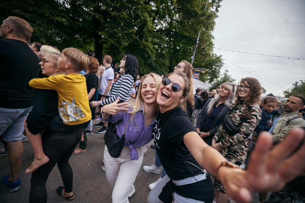 Suvine üritus Tartu linnas, kus noored poseerivad pildil