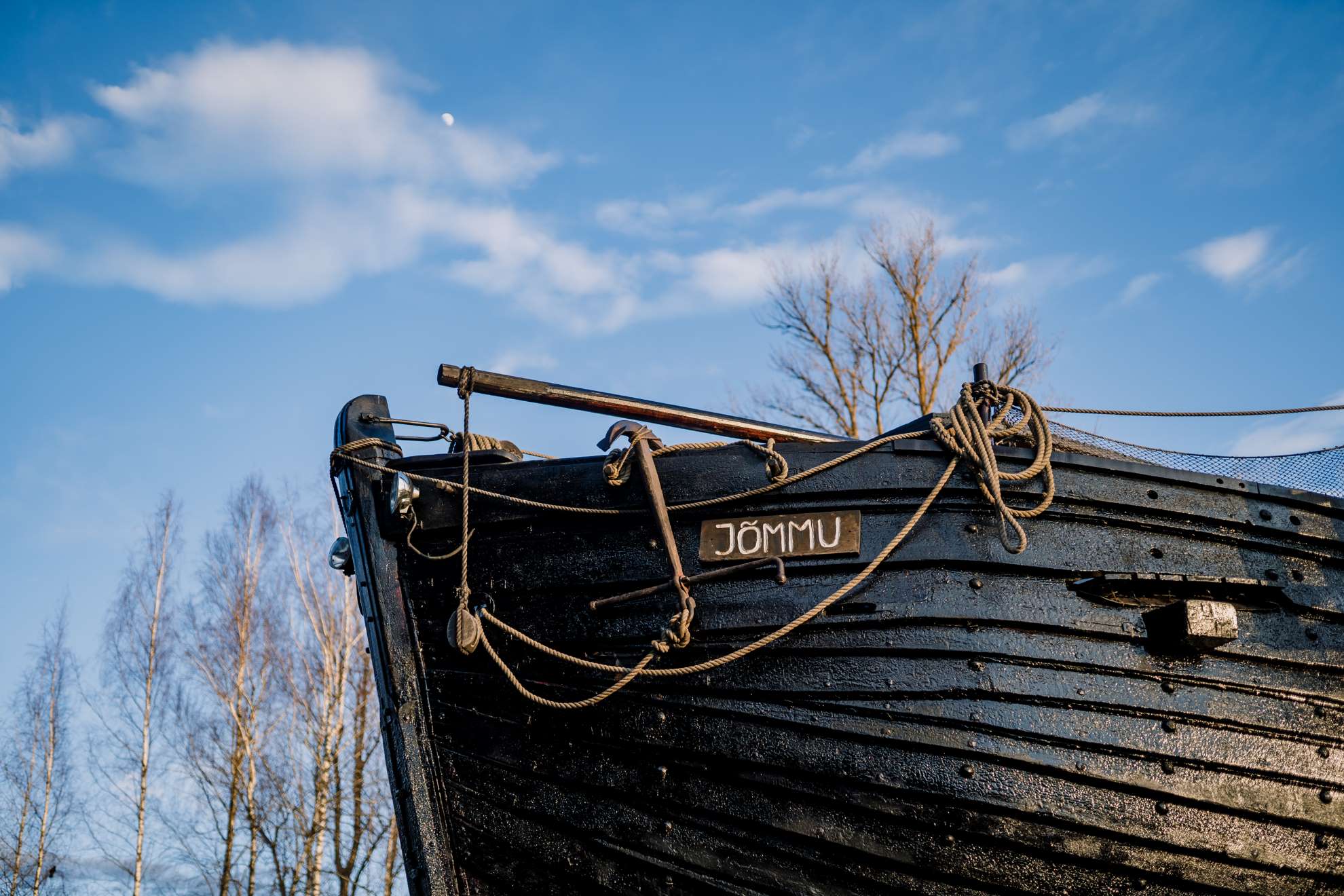 Lodjakojas lodi Jõmmu nina Tartu Emajõel päikselise ilmagA