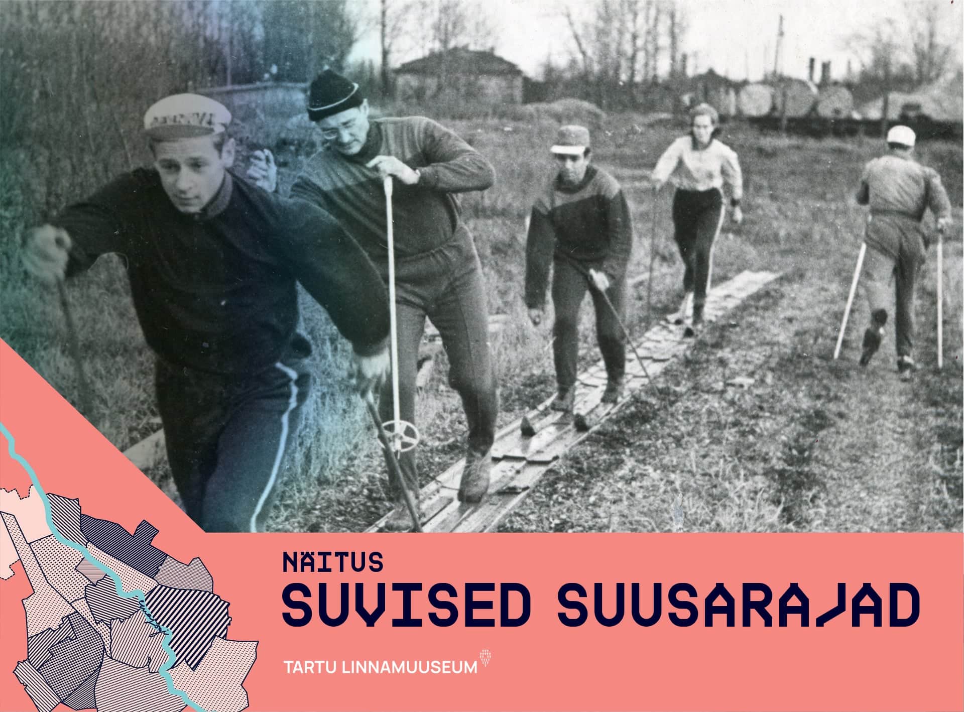Mustvalge ajalooline foto, kus viis meest liiguvad kitsal laudteel suuskade ja keppidega mööda roostikku. Allservas graafiline kujundus tekstiga „Näitus Suvised suusarajad. Tartu Linnamuuseum“