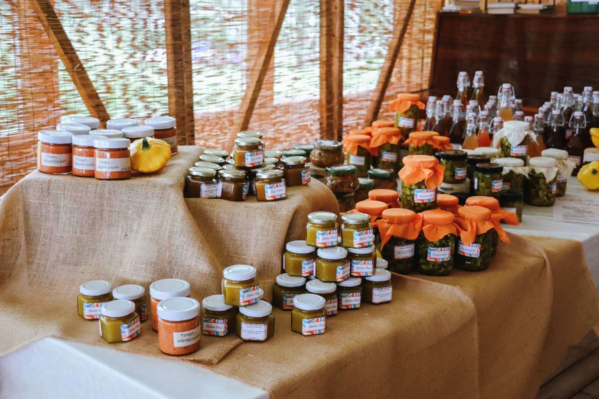 auale on välja pandud erinevad hoidised, kastmed, marineeritud köögiviljad ja pudelijoogid, mis on valmis Peipsi Avatud Sahvrite Päeva külastajatele kaasaostmiseks ja maitsmiseks.