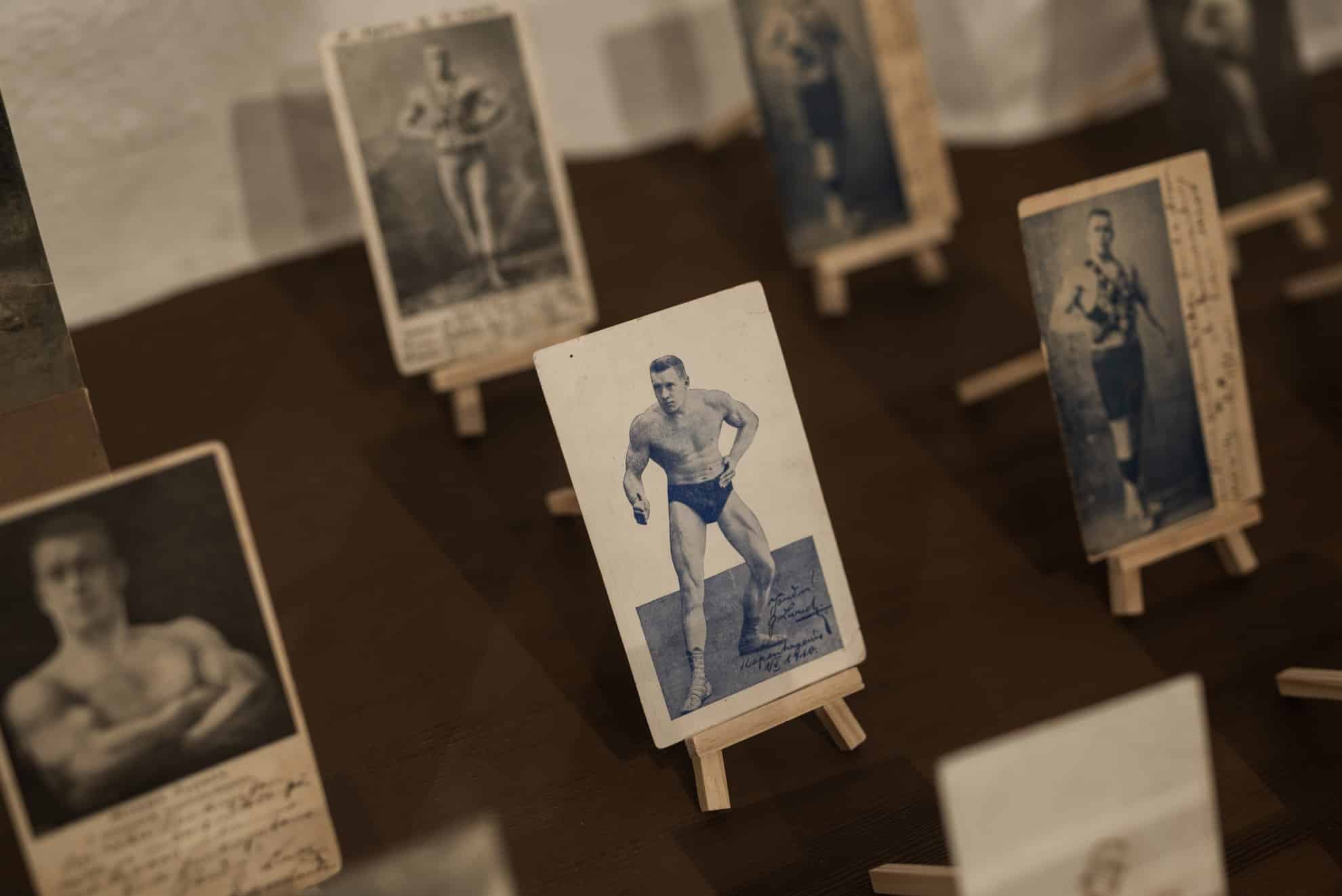 Eesti esimene spordisangar ja maailavallutaja Georg Lurich pisifotod reas näitusel Eesti SPordi- ja olümpiamuuseumis Tartu kesklinnas