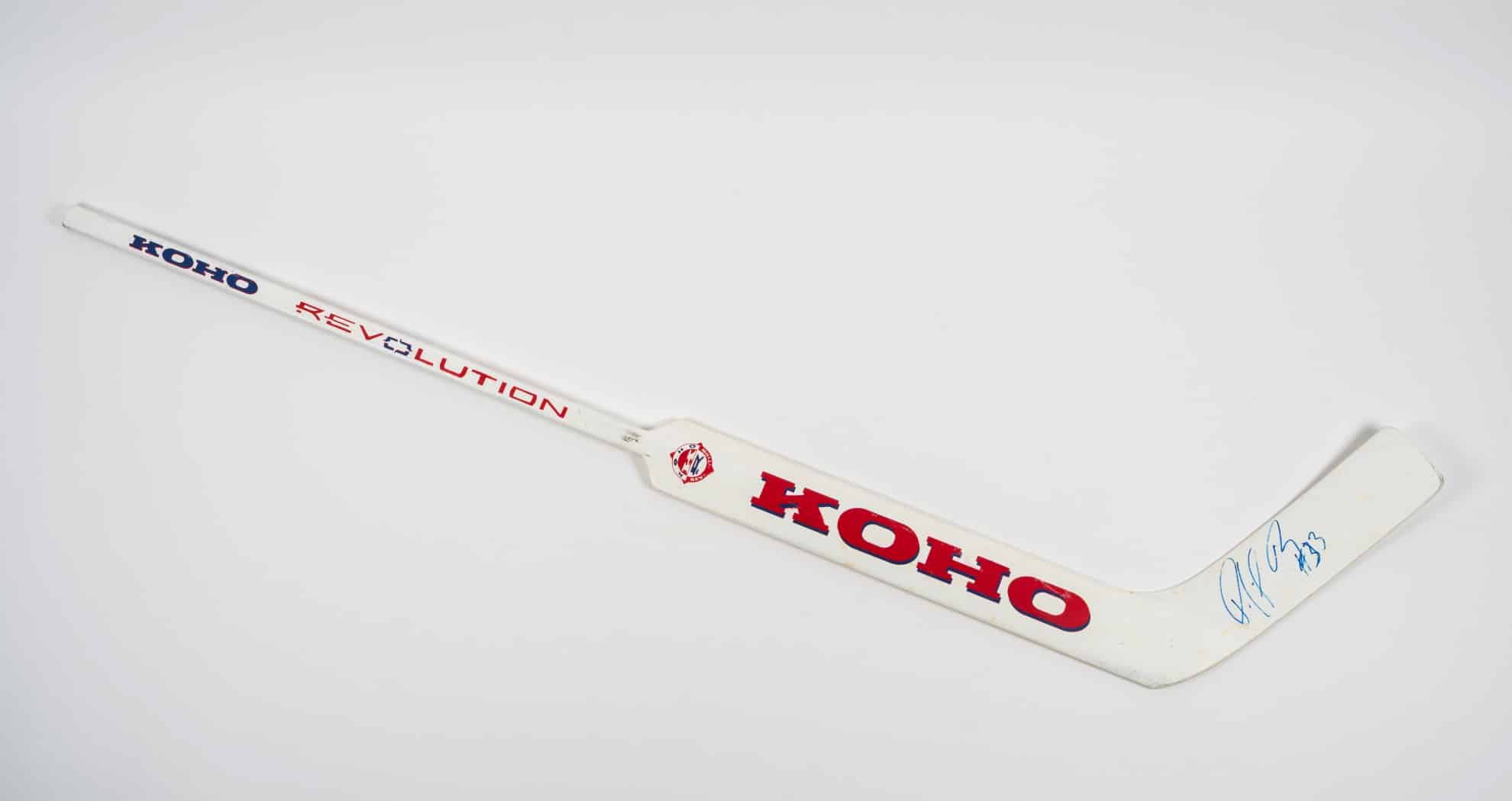 Valgel taustal legendaarse väravavahi Patrick Roy autogrammiga jäähokikepp