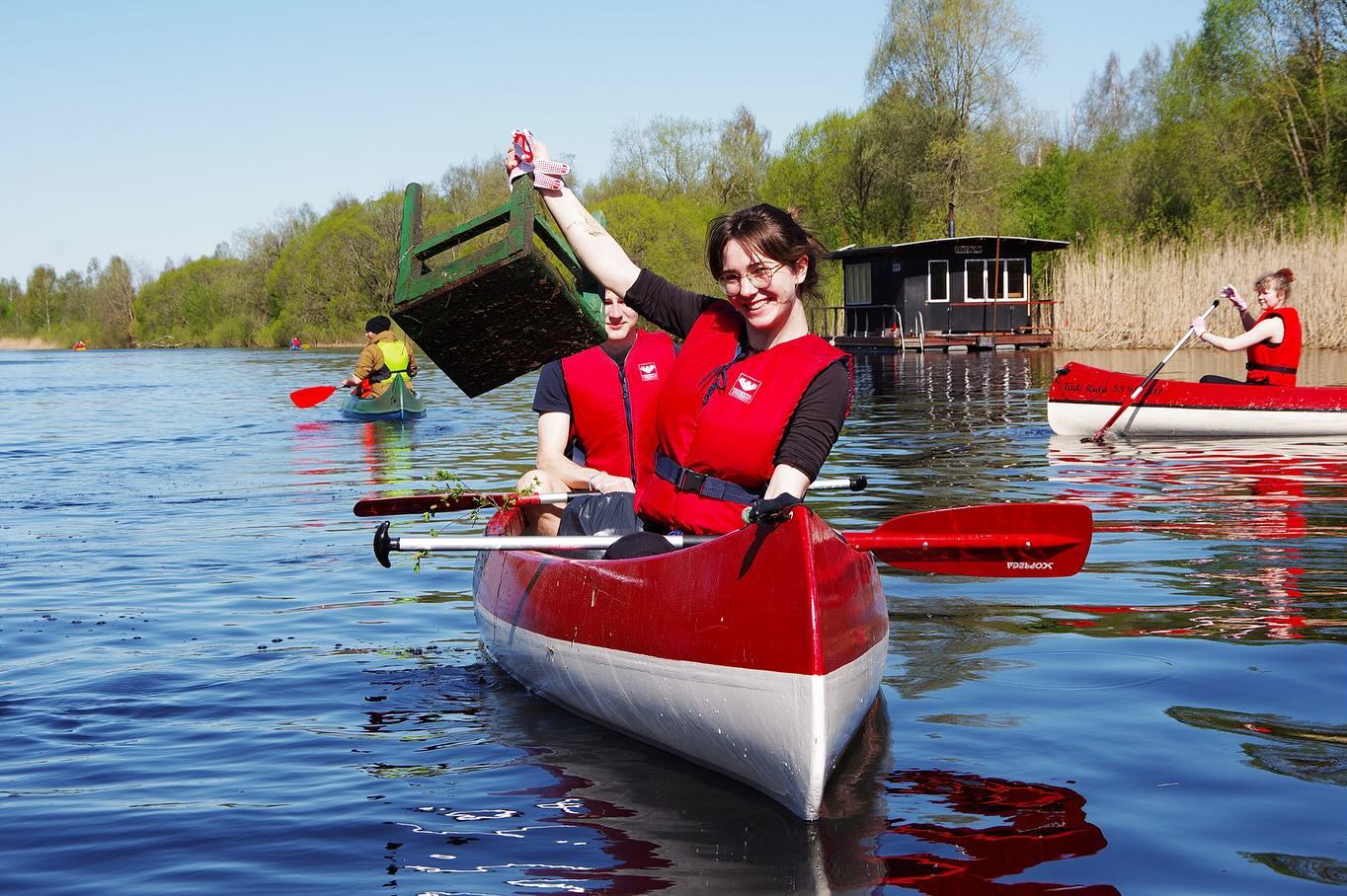 Punastes päästevestides talgulised koristavad kanuudega jõge ning tõstavad veest välja suuremat prügi Teeme Ära talgupäevade raames.