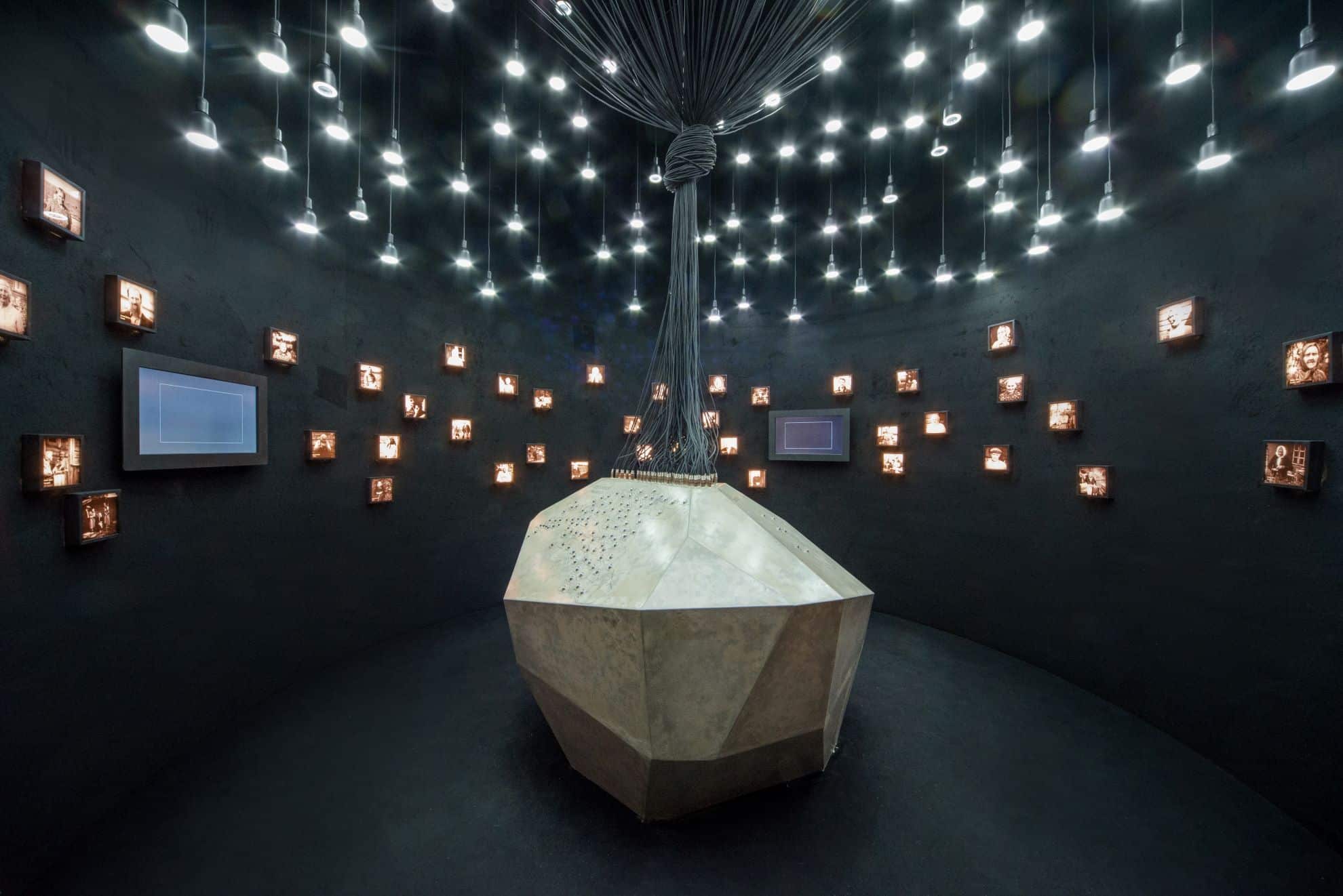 ERMi näitusesaalis asuv interaktiivne installatsioon, kus laest rippuvad kümned väikesed lambid koonduvad keskel suure mitmetahulise objekti kohale, seintele on paigutatud portreefotodega ekraanid