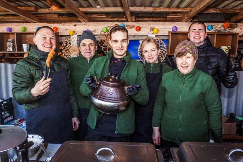 Herne talu puhvet Peipsi ääres Sibulateel Tartumaal, pildil 6 rõõmsat inimest