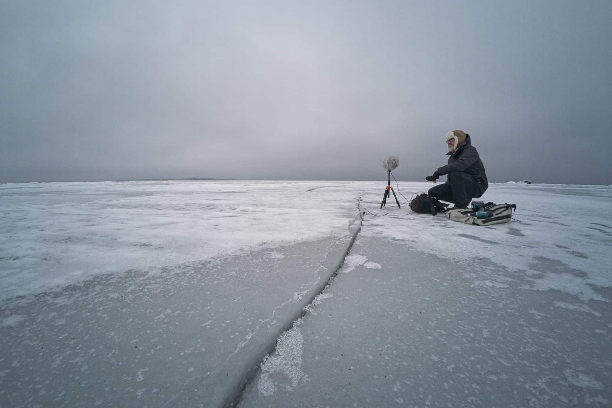 Kunstnik John Crzinich on jääl varustusega