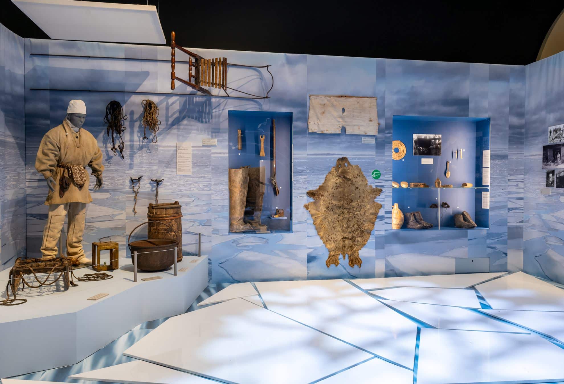 Eesti Rahva Muuseumi näituse „Rannarootslased. Estlandssvenskar“ ekspositsioon, kus jääväljade taustal on väljas rannarahva tööriistad, kalastusvahendid, rõivad ja hülgenahk.