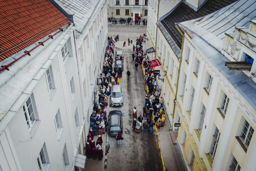 Tartu kesklinna Kompanii tänav on suvel täidetud inimestega, kes tähistavad sündmust.