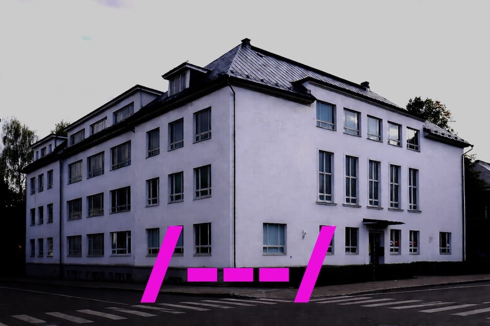 Tartu Kunstimaja hoone välisvaade, mille esiplaanil on erksad roosad graafilised elemendid.