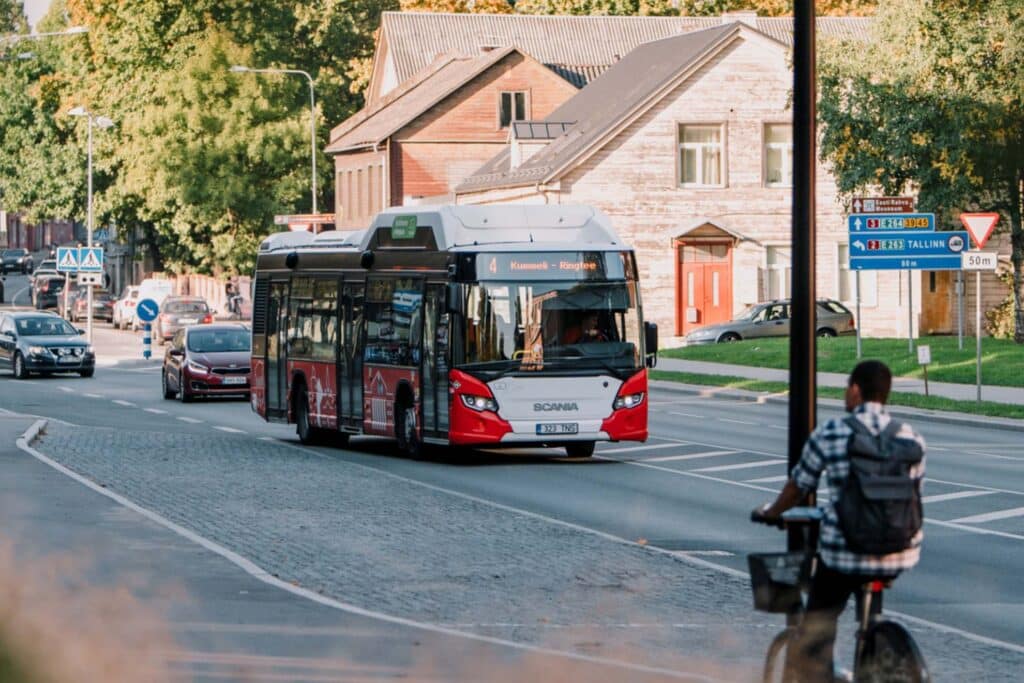 Tartu punane ja valge linnaliinibuss number 4 sõitmas Tartu linnas Narva maanteel