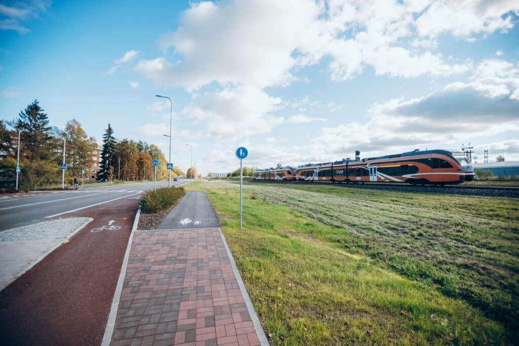 Elva–Valga raudteelõigul sõitev Elroni reisirong. Palupera–Puka raudteelõigu taristutööde ajal teenindatakse teatud päevadel reisijaid rongi asemel bussidega