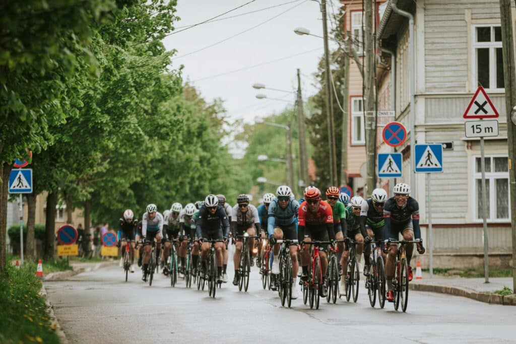 Punt rattureid sõitmas Tartu rattamaratonil Tartu tänavatel Karlovas