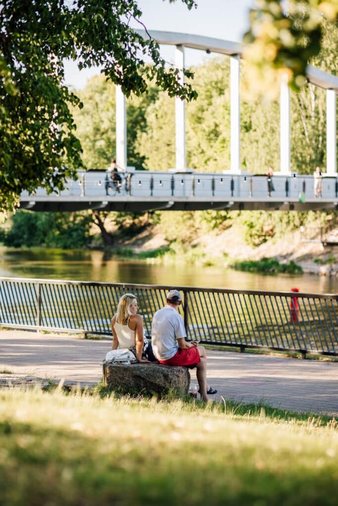 Kohvikud Emajõe ääres. Suvi Tartus. Maanus Kullamaa