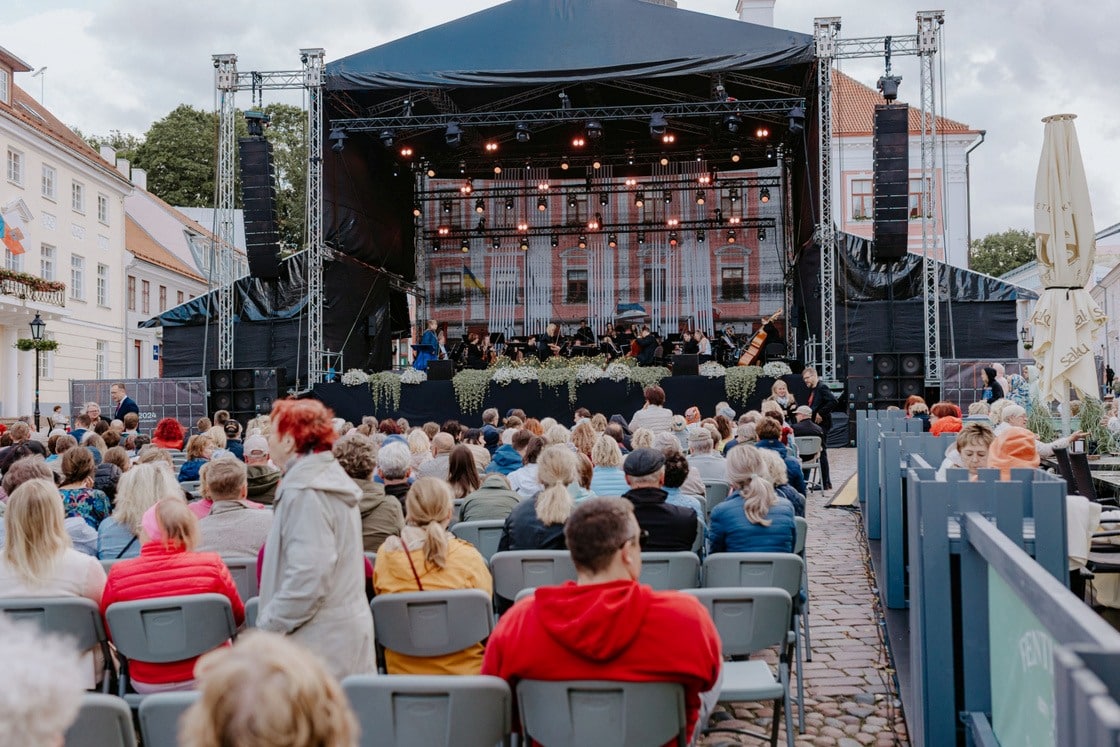 Publik kuulamas Tartu linna päeva galakontserti Raekoja platsil suurel välilaval.