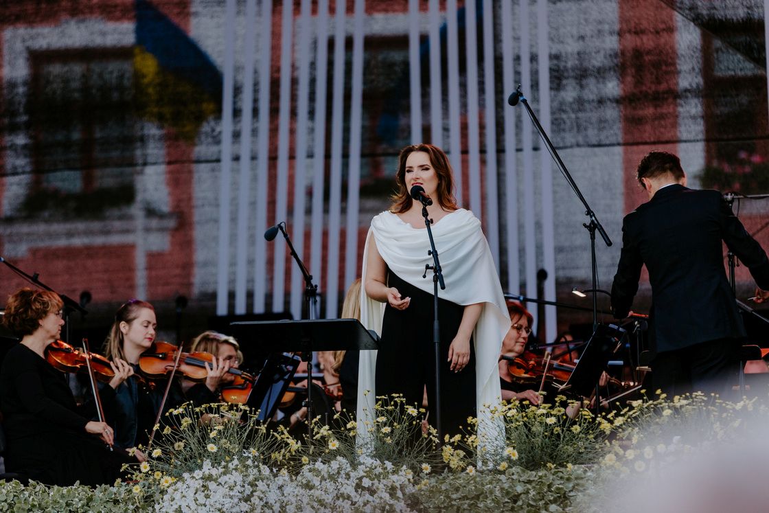 Tartu linna päeva galakontserdi laval esinemas Maria Listra koos orkestriga Tartu Raekoja platsil.