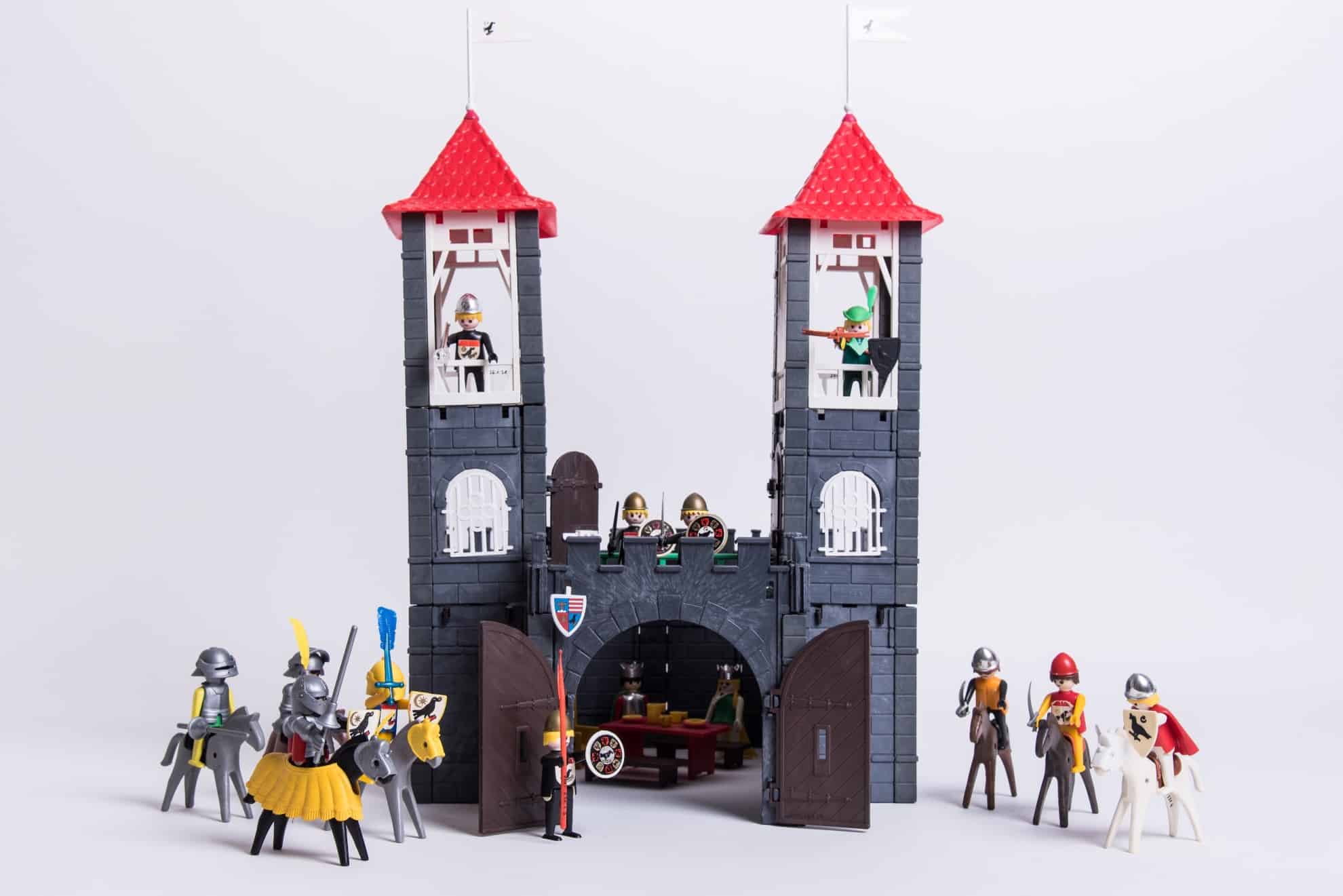 Valgel taustal lego ehitis Ungari kangelastest Tartu Mänguasjamuuseumis