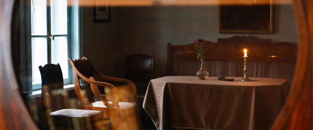 The 19th-century Tartu Citizen's Home Museum - Urban citizen's living room