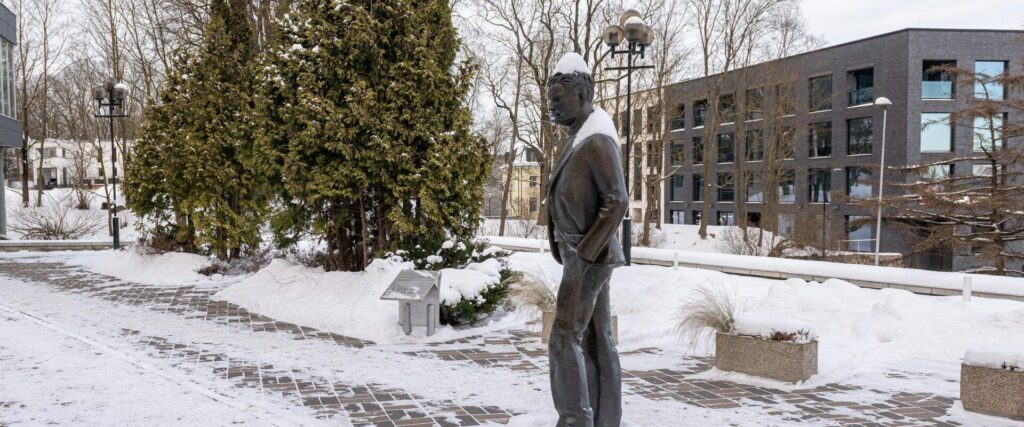 Sculpture-Karl-Menning-visittartu-visitestonia-winter-2