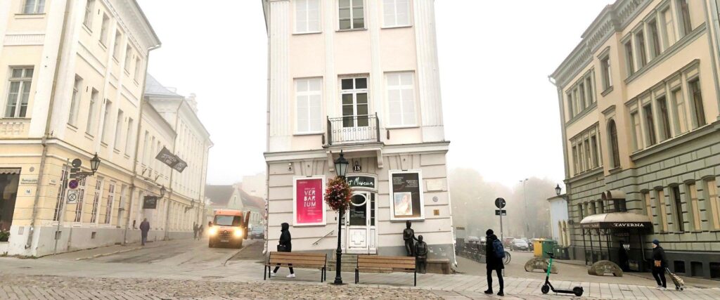 Tartu-Art-Museum-Leaning-Building-Viltune-maja-visittartu-RuthPindus-2