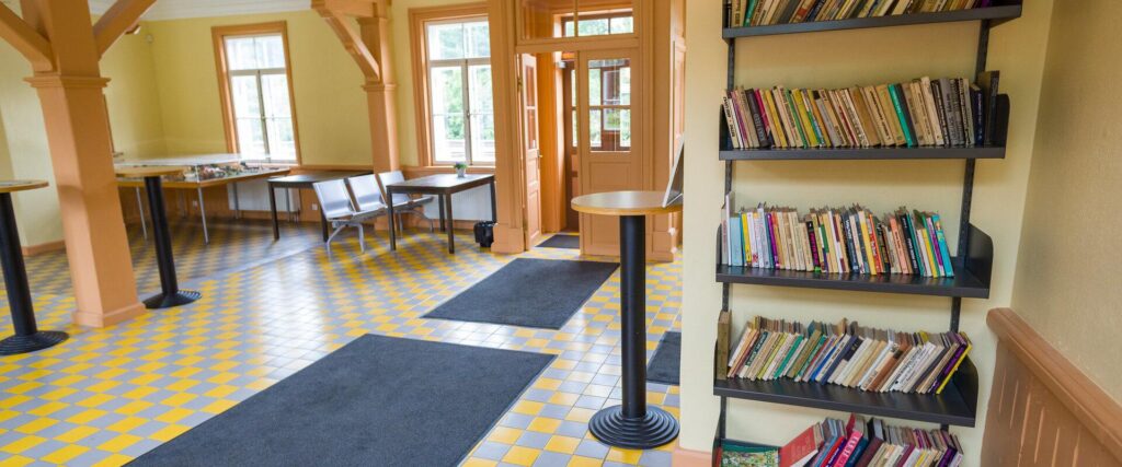 The-library-in-the-Visit-Elva-Centre