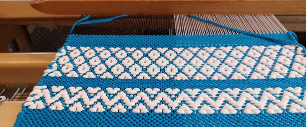 Turgi-kasitootalu-kangakudumise-kursused-visit-estonia