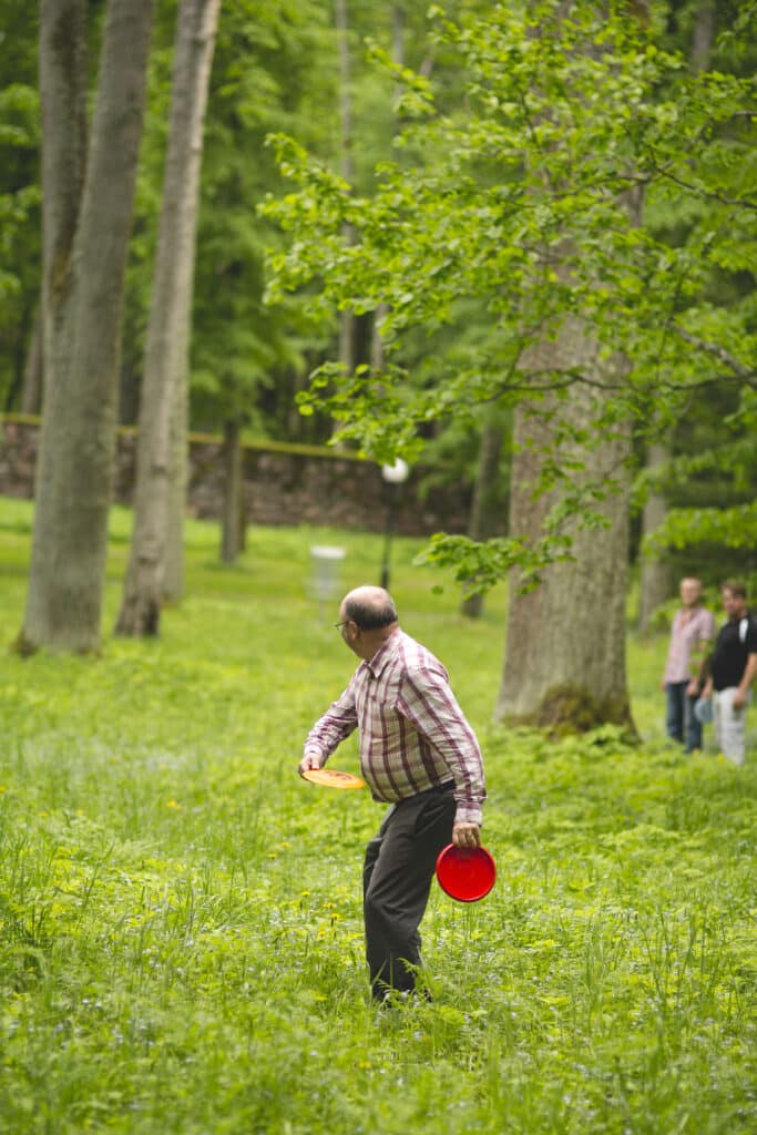 alatskivi-discgolfi-park-004-visit-estonia