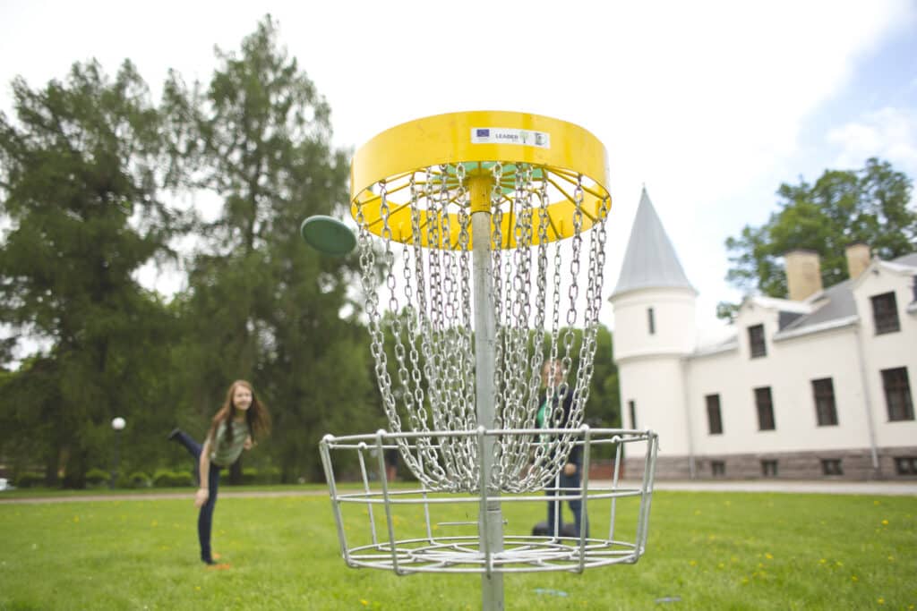 alatskivi-discgolfi-park-007-visit-estonia