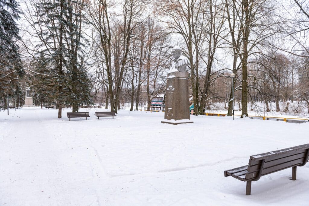 friedrich-reinhold-kreutzwaldi-monument-006-visit-estonia