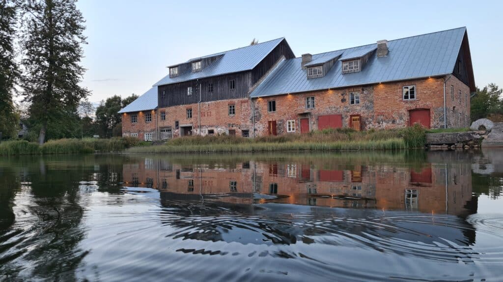 hellenurme-vesiveski-elamusprogramm-veest-leivani-ehk-jahutegu-veskikojas-ja-leivategu-leivakojas-007-visit-estonia