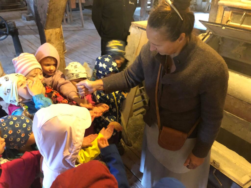 hellenurme-vesiveski-elamusprogramm-veest-leivani-ehk-jahutegu-veskikojas-ja-leivategu-leivakojas-009-visit-estonia