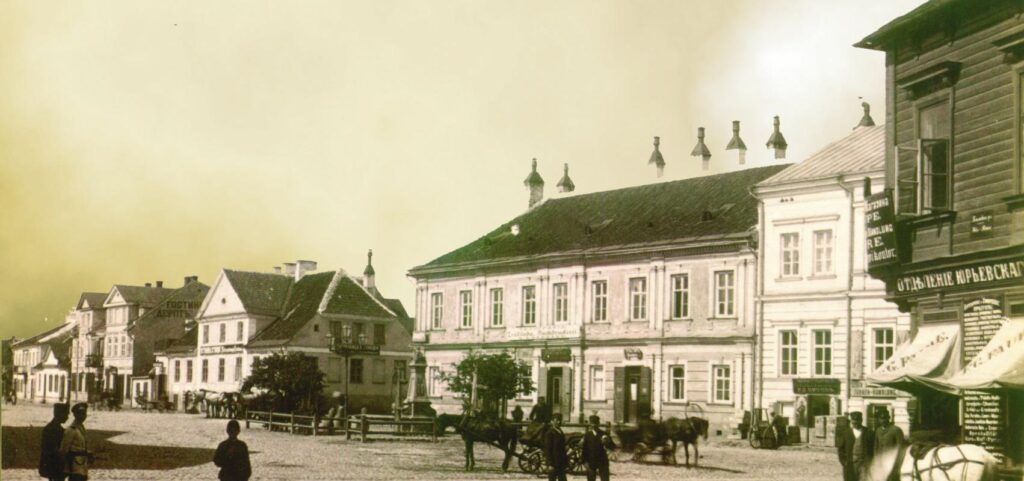 historical-tartu-catherine-house-henning-square-visit-estonia