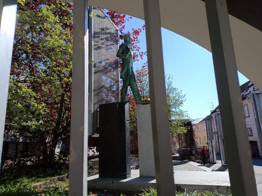 jaan-tonissoni-monument-008-visit-estonia